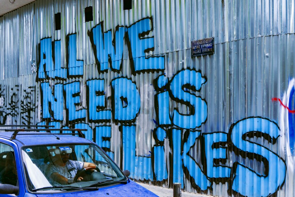 Graffiti en la pared en el que reza: "All we need is more likes" (Todo lo que necesitamos son más likes.)