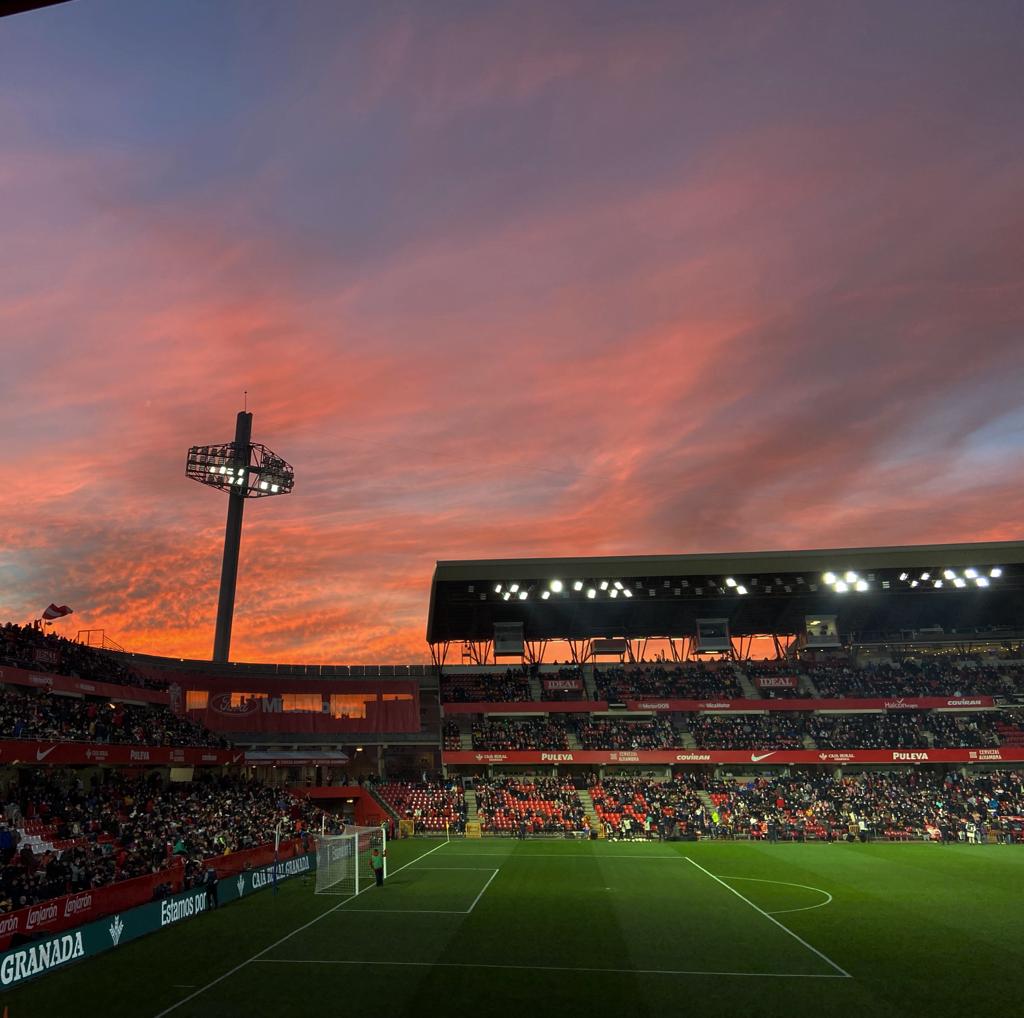 Imagen del estadio del Granada en una puesta de sol.